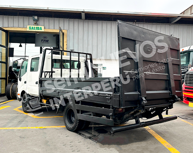 Camión baranda rebatible Hino Dutro