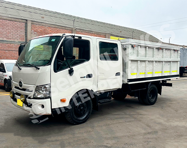 Camión baranda de madera Hino Dutro